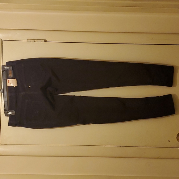 Levi's - Picture 2 of 8